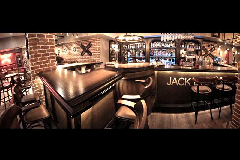 Ζητείται έμπειρο προσωπικό για θέσεις bar και service στο cafe bar CrossRoads