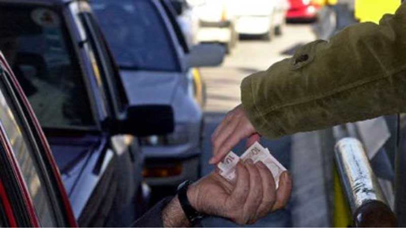 COVID-19: Γιατί δεν συστήνεται η χρήση γαντιών στους εισπράκτορες διοδίων