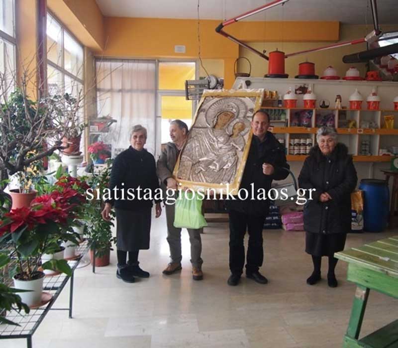 Περιφορά της Εικόνας της Παναγίας Ελεούσας Μικροκάστρου στην ενορία του Αγίου Νικολάου – Συνεχίζεται σε όλα τα σπίτια
