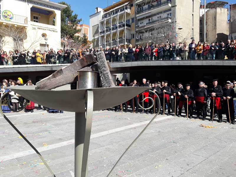 Η Κοζάνη αντιστέκεται στην απαγόρευση της Αποκριάς-Οι φανοί ενωμένοι τραγουδούν στην πλατεία της Κοζάνης