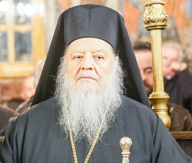 Φλωρίνης Θεόκλητος σε ιατρούς και νοσηλευτές: “Σκύβω και ασπάζομαι το χέρι σας”