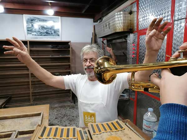 Χάλκινα, λαγάνες και Κέρνα μας, Κέρνα μας στο φούρνο του Γιάννη Σιδέρη