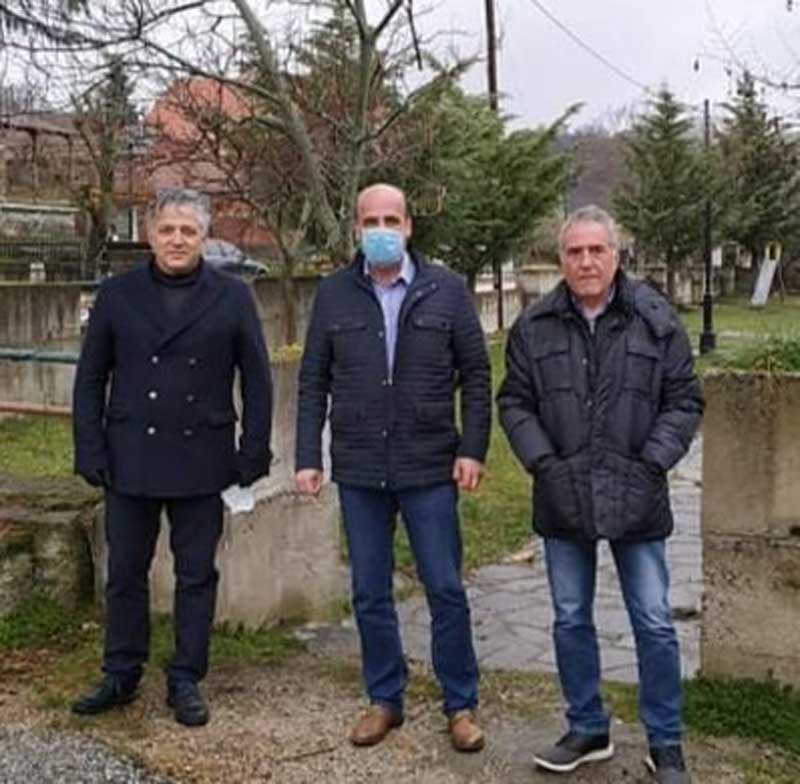 Ο Χρήστος Ζευκλής ευχαριστεί τον κ. Λούμπια Χρήστο και Ιωάννη Κουνέλλα για την εξέταση των κατοίκων της Δραγασιάς και Δαμασκηνιάς
