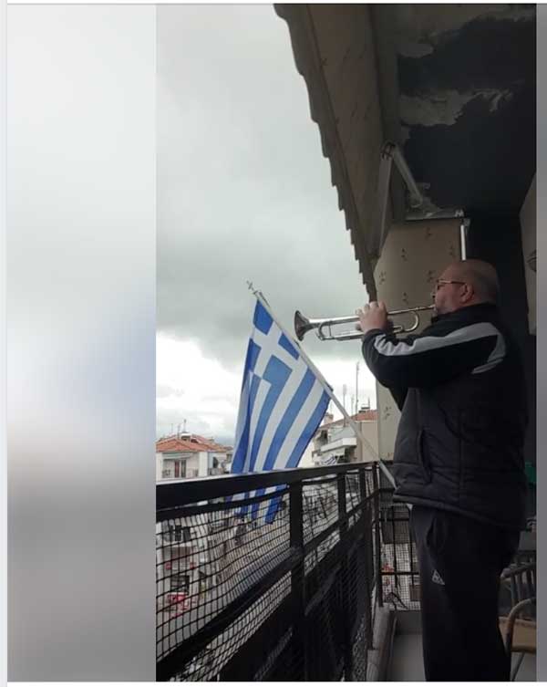 Ο τρομπετίστας Δημήτρης Γκιθώνας παιανίζει τον εθνικό ύμνο από το μπαλκόνι του