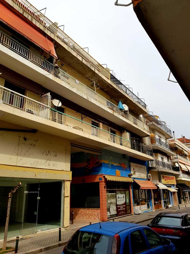 Γρεβενά: Έκανε αναμετάδοση, από τη βεράντα του, τη Θεία Λειτουργία ..και κάλεσαν την αστυνομία