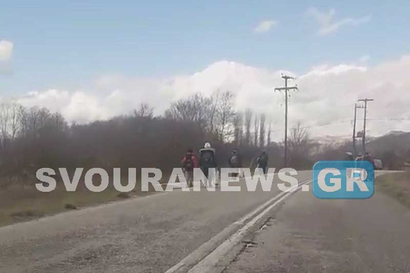 Γέμισε μετανάστες ο δρόμος προς Λεύκη Καστοριάς (Βίντεο)