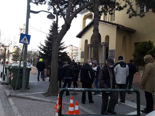 Ουρές έξω από τις τράπεζες της Κοζάνης για δεύτερη μέρα