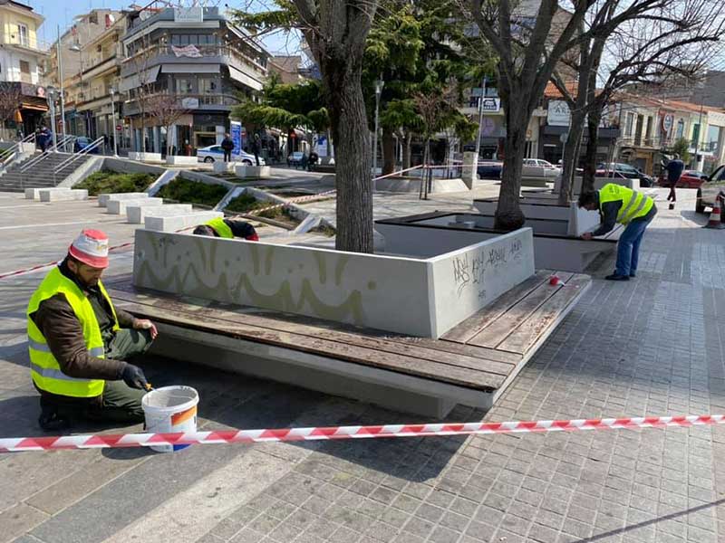 Υπάλληλοι του δήμου βάφουν τα παγκάκια της πλατείας
