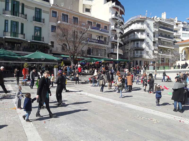 Γεμάτη κόσμο η πλατεία της Κοζάνης Κυριακή της Μεγάλης Αποκριάς