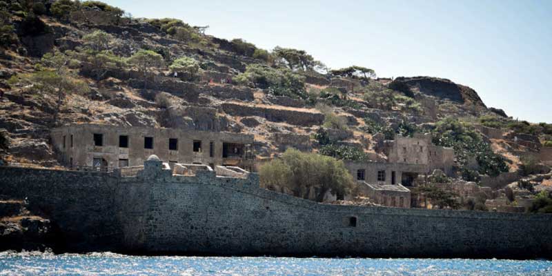 Kορωνοϊός & λογοτεχνικές επιδημίες: Από τον Παπαδιαμάντη στον Καμύ, τον Βοκάκιο και την Σπιναλόγκα