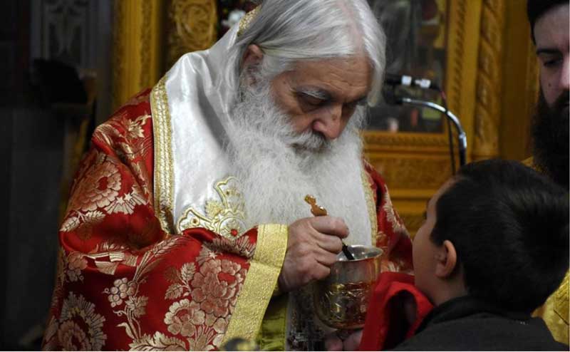 “Ο ιός μεταδίδεται και με το σάλιο και με το κουταλάκι”, λένε οι λοιμωξιολόγοι του υπ. Υγείας για τη Θεία Κοινωνία