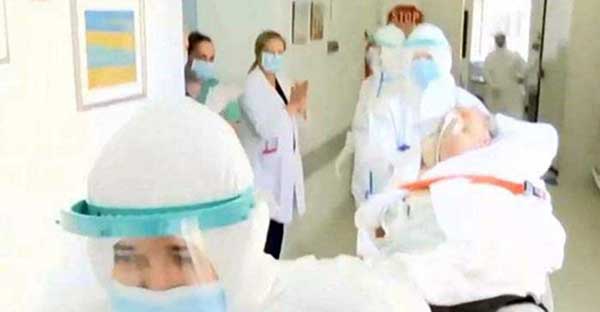 Το πιο δυνατό χειροκρότημα για τον 79χρονο από τη Δαμασκηνιά Κοζάνης που βγήκε νικητής από τη ΜΕΘ