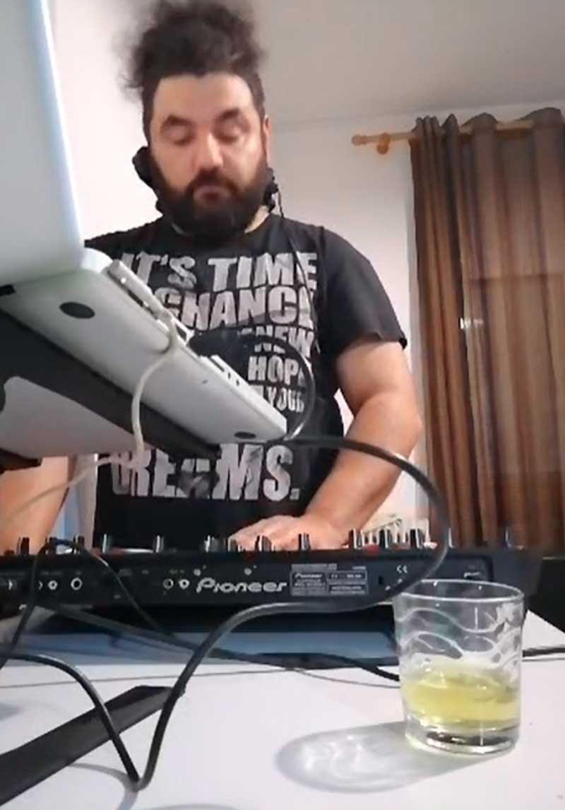 O dj Γιώργος Μπατιάνης μας διασκεδάζει μέσω διαδικτύου