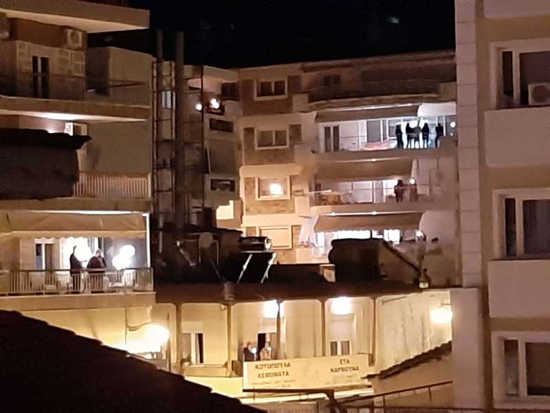 Με βεγγαλικά,κωδωνοκρουσιες και κόσμο στα μπαλκόνια το Χριστός Ανέστη στην Κοζανη