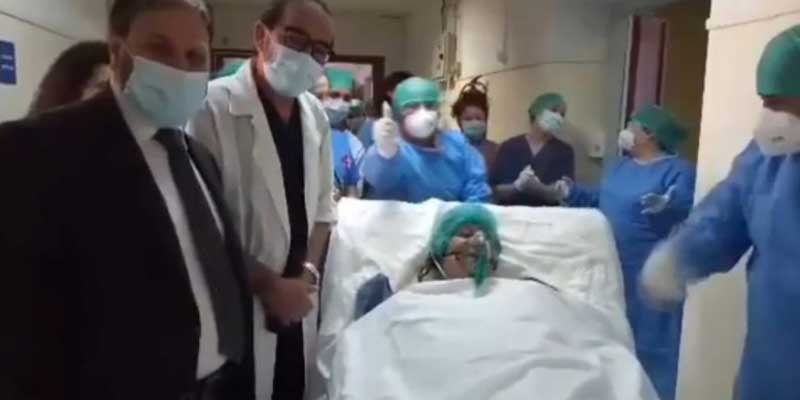 Κορωνοϊός: Η συγκινητική στιγμή που 63χρονη βγαίνει νικήτρια από τη ΜΕΘ του «Βενιζέλειου» [βίντεο]