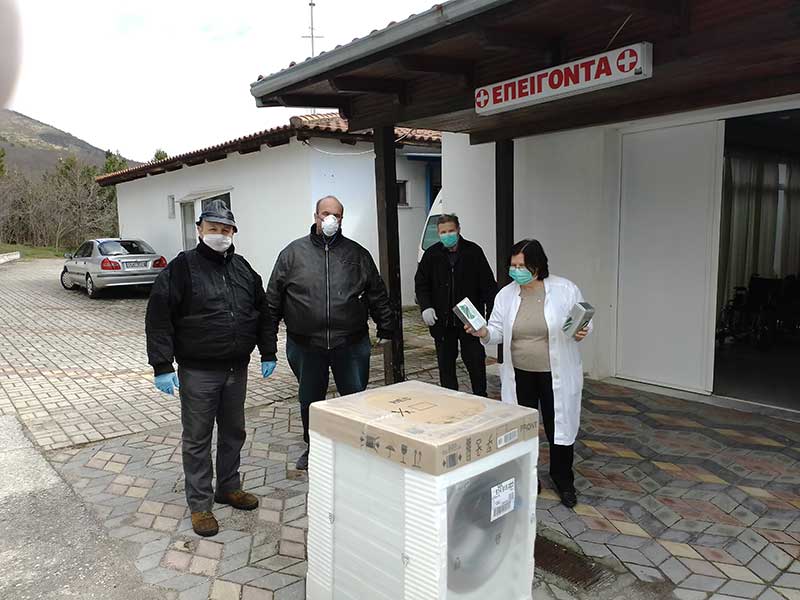 Εξοπλισμός για τις ιατρικές και λειτουργικές ανάγκες των κατοίκων της Δεσκάτης παραδόθηκε από τον Γ. Γιάτσιο και τον Λ. Χατζηζήση
