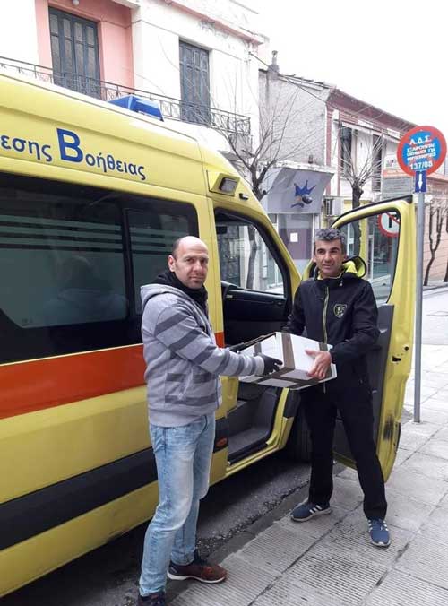 Δωρεά προστατευτικών γυαλιών από τον σύλλογο δρομέων Υγείας Κοζάνης στο ΕΚΑΒ Κοζάνης