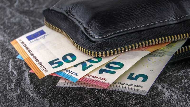 Διπλή αύξηση στους μισθούς των εργαζόμενων από την Πρωτοχρονιά- Και στη ΔΕΗ