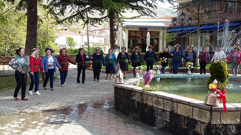 Η Εράτυρα τραγουδά πασχαλινά και μαγιάτικα τραγούδια σε μια παγκόσμια χορωδία