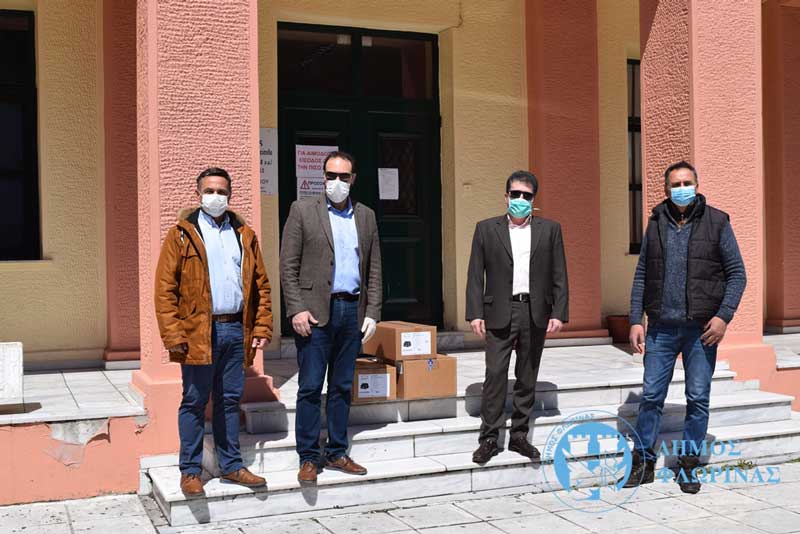 Παράδοση αναπνευστήρων από τον δήμαρχο Βασίλη Γιαννάκη στο νοσοκομείο Φλώρινας