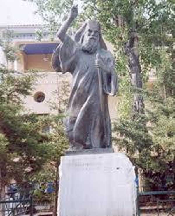 Χαρίσιος Γκοβεδάρος: “Οι ανδριάντες και τα αγάλματα στέκουν παντοτινά όρθια, ακόμα και όταν προσωρινά αποθηκεύονται”