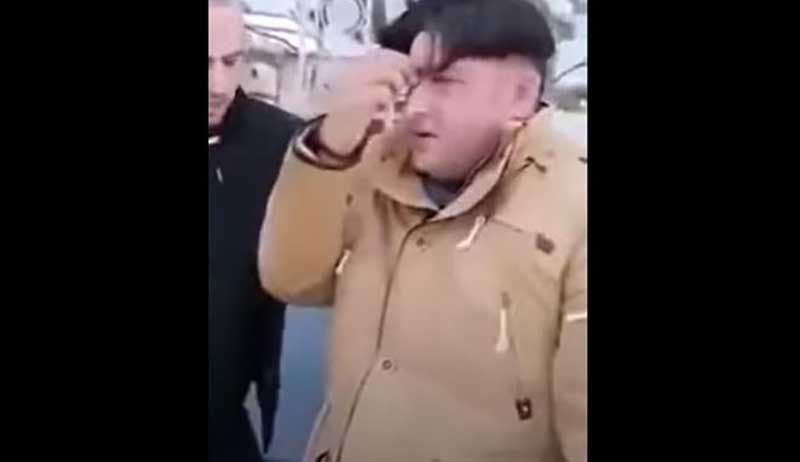Οπαδός του ΠΑΟΚ ανάγκασε μετανάστη να κάνει τον σταυρό του