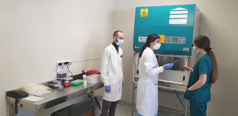 Το νεοσυσταθέν εργαστήριο Μοριακής Βιολογίας για τον κορωνοϊό στο Μαμάτσειο εξετάζει τα πρώτα δείγματα