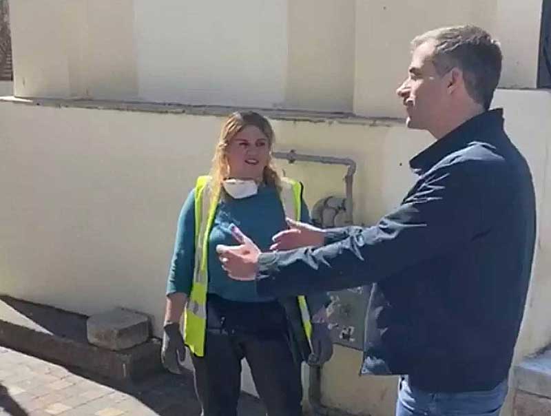 «Υποκλίθηκε» ο Μπακογιάννης – Υπάλληλος του δήμου Αθηναίων βρήκε 19.000 ευρώ και τα παρέδωσε (video)