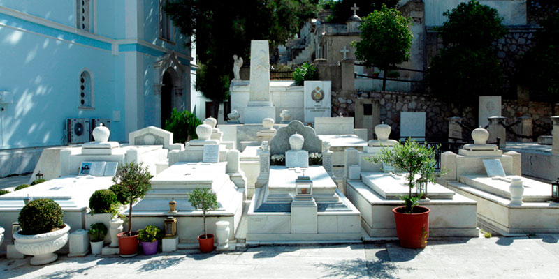 «Πήδηξα τα κάγκελα για να ανάψω το καντήλι του παιδιού μου, δικάστε με»: Η εξομολόγηση μιας μητέρας ανήμερα της Μεγάλης Παρασκευής