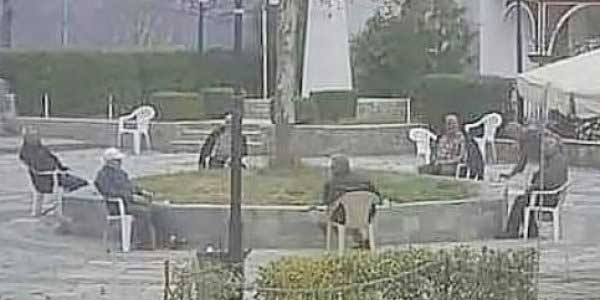 Οι παππούδες που έγιναν viral: Τηρώντας το social distancing στο χωριό!