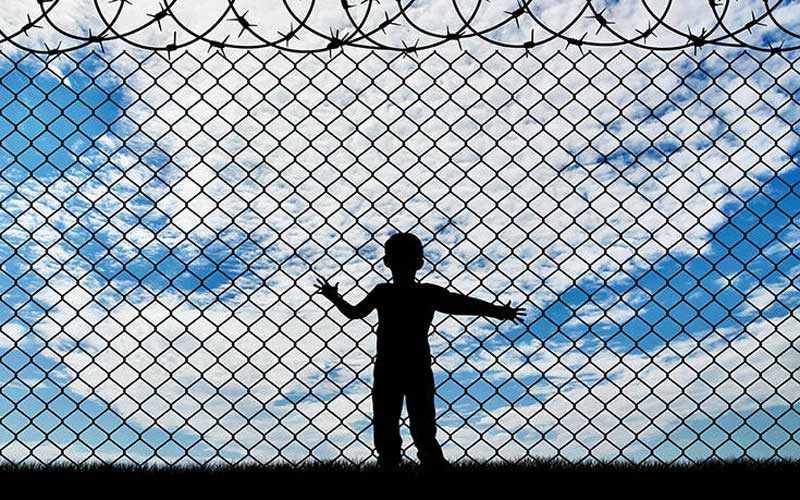 10χρονο προσφυγάκι παρέμενε 44 ολόκληρες μέρες έγκλειστο στο αστυνομικό τμήμα των Σερβίων