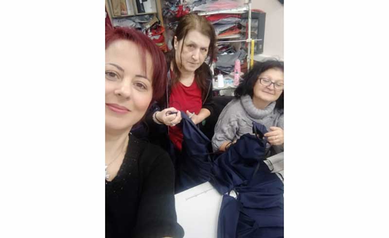 Μία μοδίστρα της Πτολεμαΐδας με δυο βοηθούς έραψε 850 ιατρικές μάσκες σε τρεις μέρες