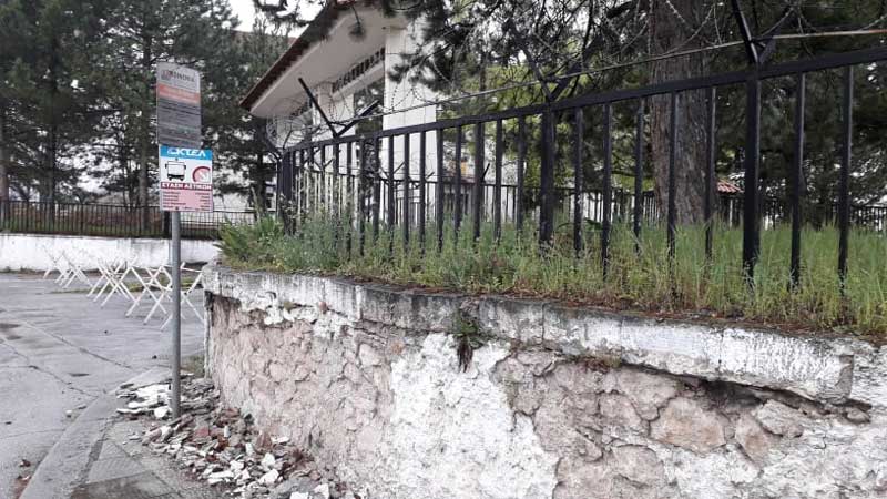 Έπεσαν σοβάδες από κομμάτι του μαντρότοιχου στο στρατόπεδο Μακεδονομάχων