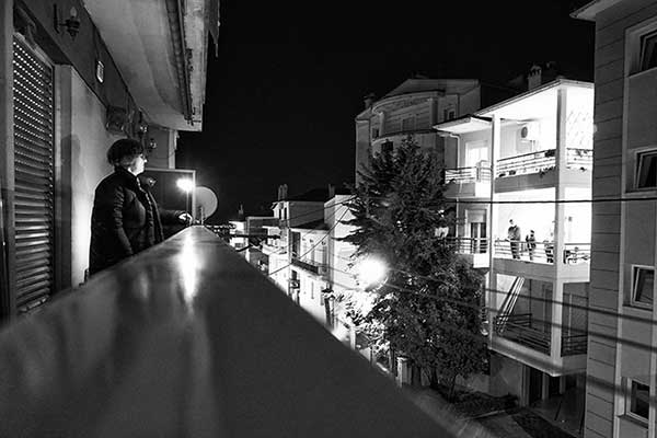 Η Κοζάνη στα μπαλκόνια για το Χριστός Ανέστη μέσα από τα κλικ της Σούλας Παλέντζα