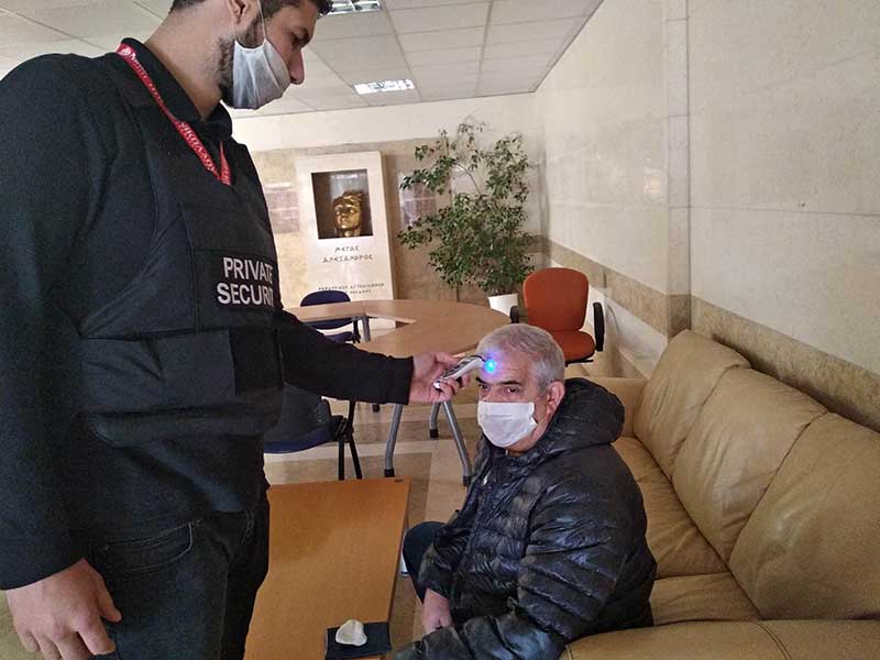 Με θερμομέτρηση εισέρχονται στα κτίρια της Π.Ε. Κοζάνης οι πολίτες