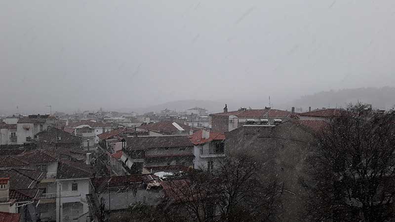 Πυκνή χιονόπτωση στην πόλη της Κοζάνης αυτή την ώρα