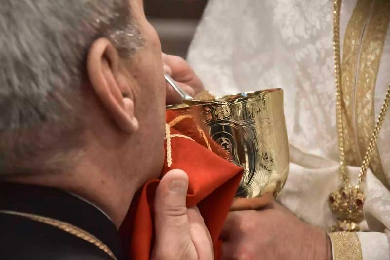 Μόσιαλος για κορονοϊό: “Όχι” στη Θεία Κοινωνία με τη σημερινή της μορφή – Ο φόβος μετάλλαξης του ιού
