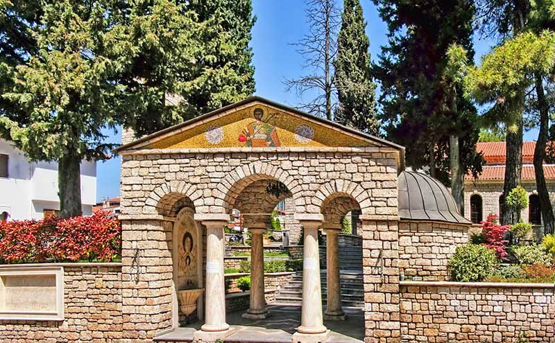 Αποκαθίσταται ο περιβάλλον χώρος του Ιερού Ναού Αγίου Δημητρίου Κοζάνης