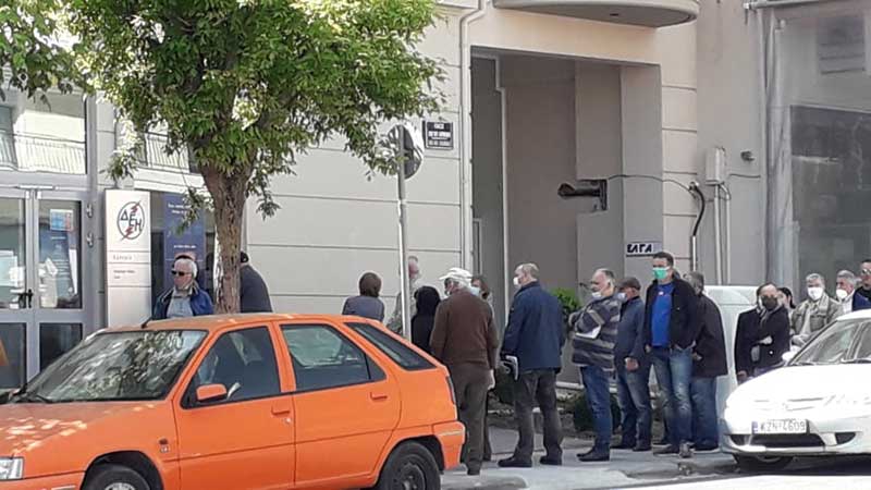 Μεγάλες ουρές στο κατάστημα της ΔΕΗ της Κοζάνης από το πρωί της Δευτέρας