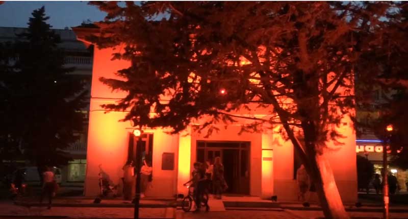 Φωτίστηκε κόκκινο το παλιό δημαρχείο Πτολεμαΐδας (κτίριο βιβλιοθήκης) για τη Γενοκτονία των Ποντίων