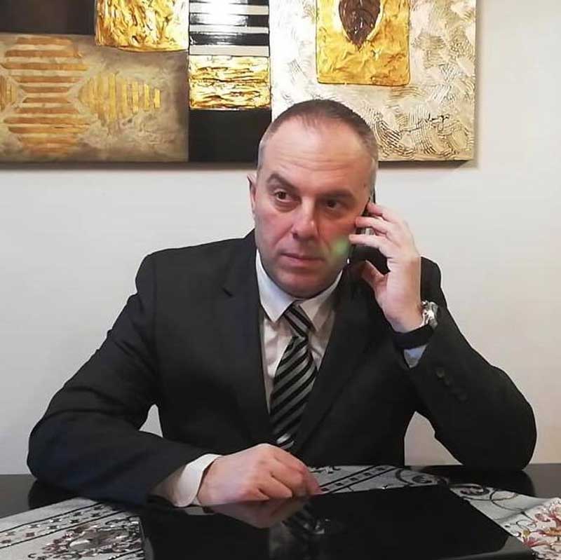 Ο Ηλίας Κάτανας διαμαρτύρεται για την καταψήφιση των προτάσεών τους στη στήριξη της εστίασης