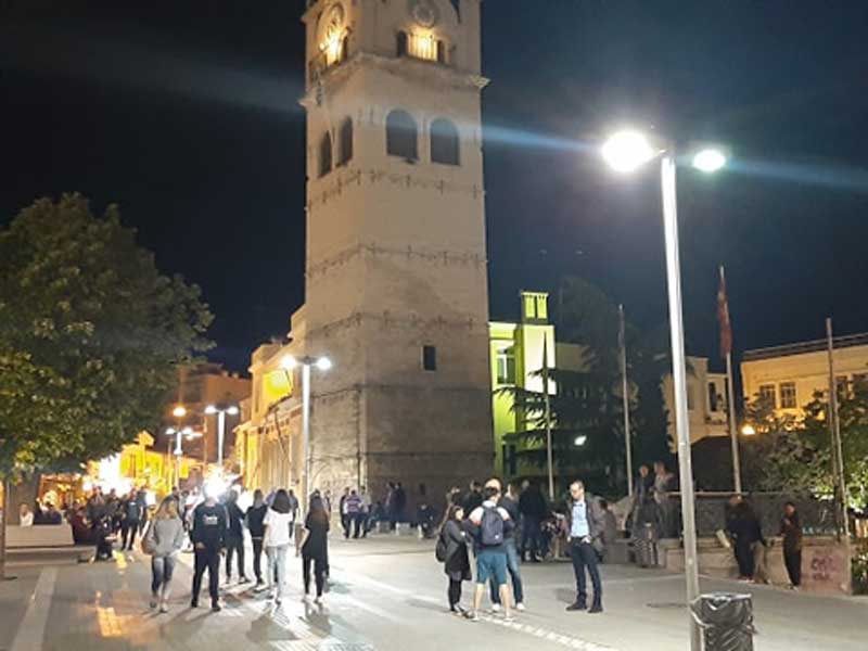 Η πλατεία της Κοζάνης σε νέους ρυθμούς, τα ομαδικά παιχνίδια ξεκίνησαν , οι παρέες μαθητών συναντήθηκαν -Και τα σχολεία παραμένουν κλειστά