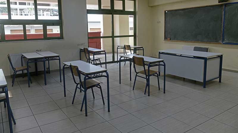 Πως θα λειτουργήσουν τα δημοτικά και τα νηπιαγωγεία: Απαγορεύεται η χρήση μπάλας, περιορισμός παιδαγωγικού υλικού στα νηπιαγωγεία, υποχρεωτική η χρήση μάσκα στην παράλληλη στήριξη  για τους εκπαιδευτικούς