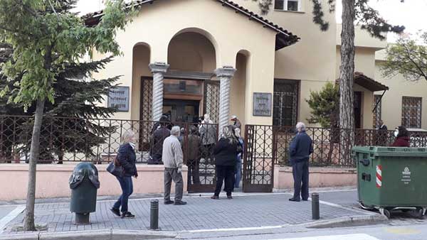 Περιορίζονται οι επισκέψεις στις τράπεζες-Ηλεκτρονικές πληρωμές, ενημέρωση λογαριασμών εκτός δικτύου καταστημάτων
