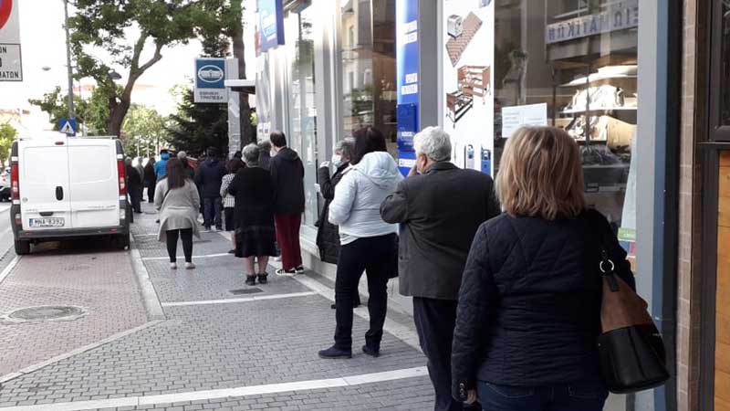 Ουρές στις τράπεζες στο κέντρο της Κοζάνης