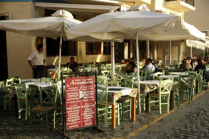 Μέχρι πόσα άτομα θα μπορούν να κάθονται στο ίδιο τραπέζι σε ταβέρνες, εστιατόρια και καφετέριες