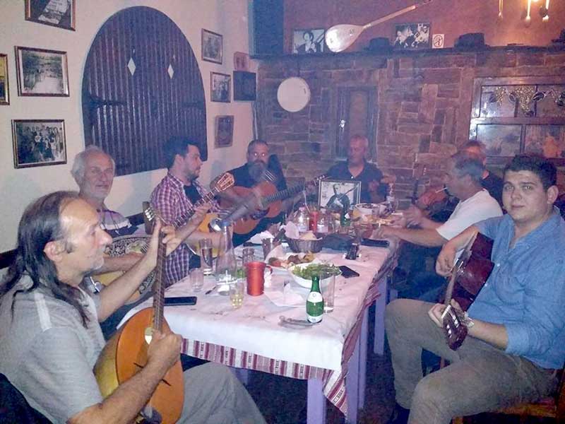 Γενέθλιο αφιέρωμα για τον Μάρκο Βαμβακάρη από μουσικούς της περιοχής στην Παλιουριά Γρεβενών