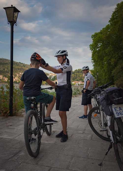 Γενική Περιφερειακή Αστυνομική Διεύθυνση Δυτικής Μακεδονίας: Μαθαίνουμε στα παιδιά από τη μικρή τους ακόμη ηλικία ότι πρέπει να φοράνε κράνος
