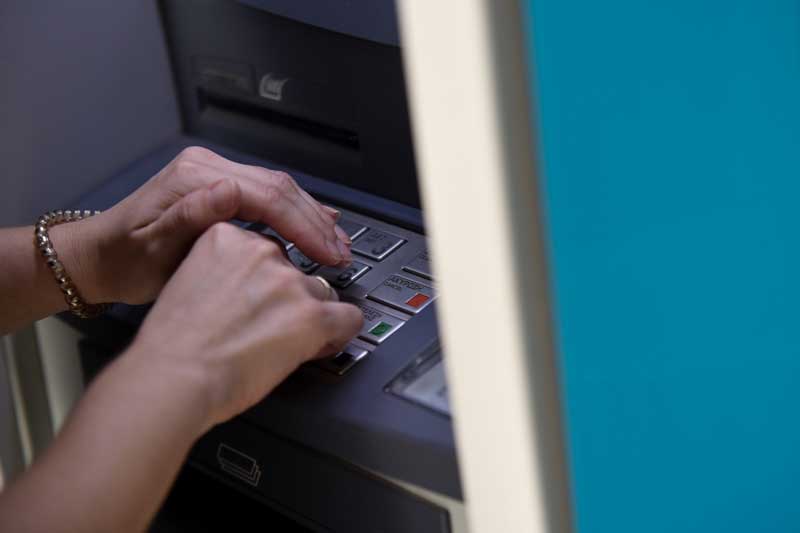 Επίδομα 534 ευρώ: Ξεκίνησε η πληρωμή στους λογαριασμούς των δικαιούχων