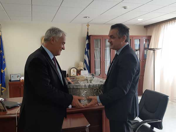 Ένα καλάθι με προϊόντα από τους 13 δήμους της Περιφέρειας Δυτικής Μακεδονίας προσφέρθηκε στο Μάκη Βορίδη